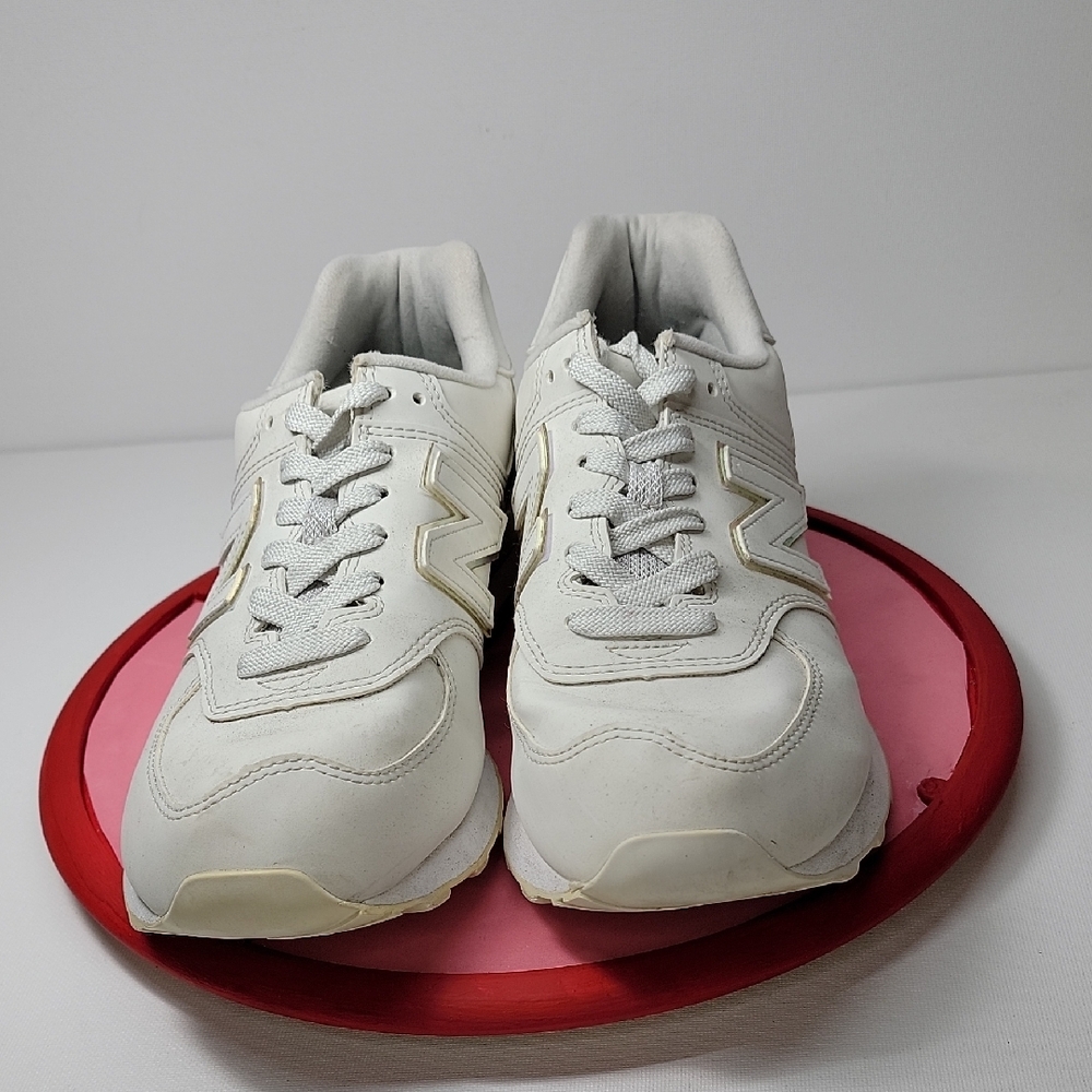 New Balance White Sneakers with Retro Design and Cushioned Sole